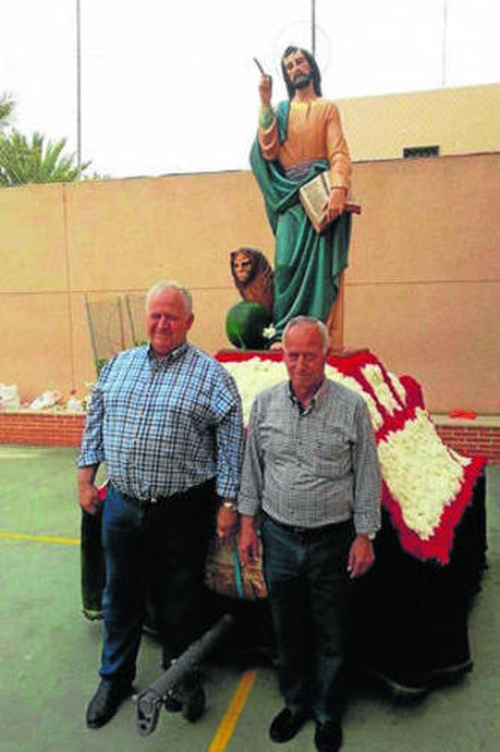 Los mayordomos de San Marcos, junto al santo en otra edición.