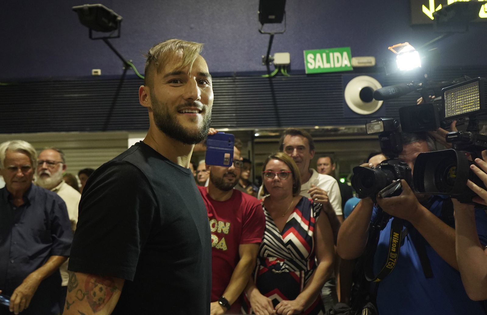 Gudelj llegó en la noche de este lunes a Sevilla.