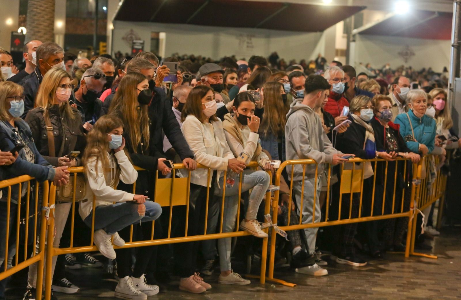 Decenas de personas esperan detrás de las vallas el paso de las cofradías antes de su entrada en la calle Larios.