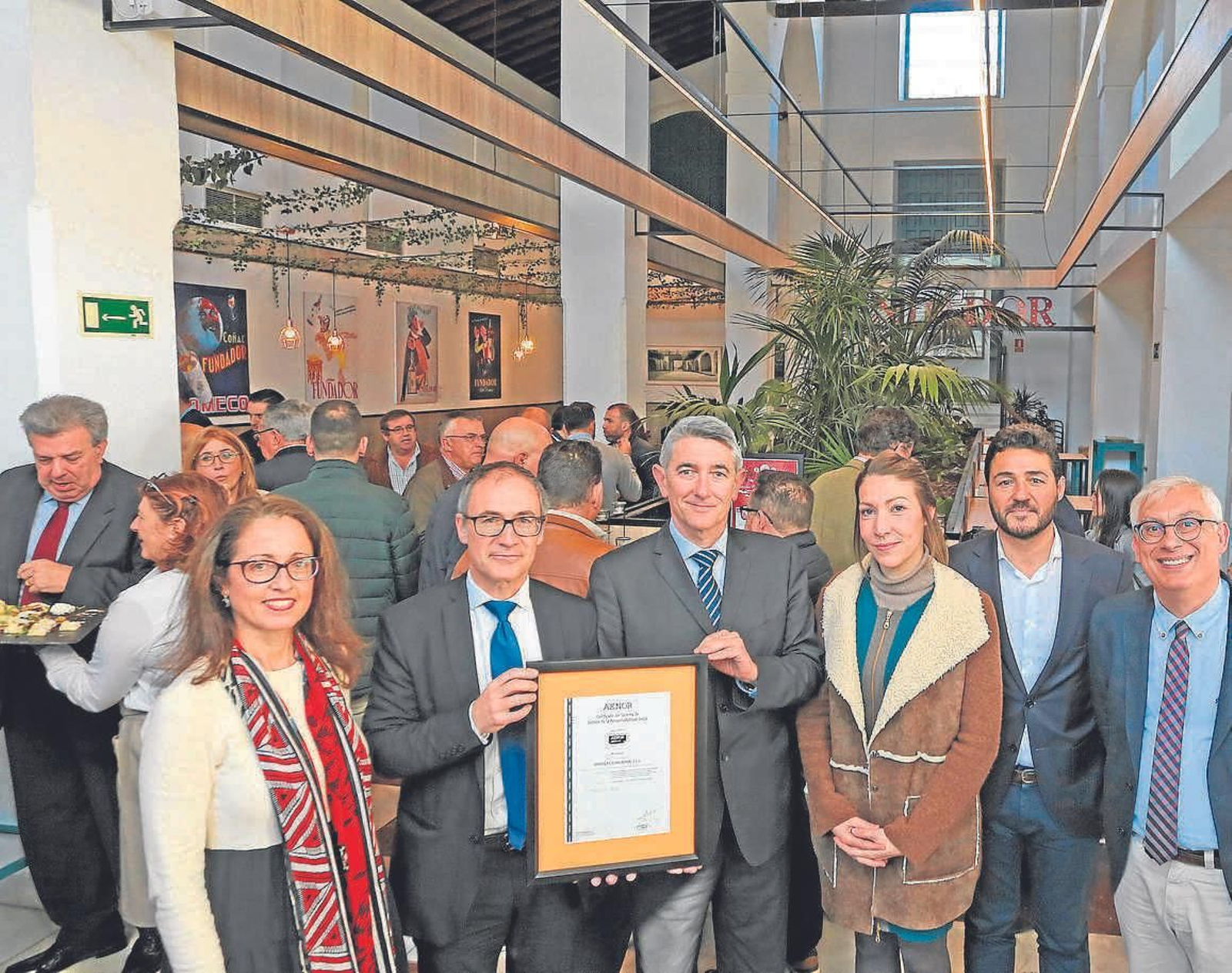 El director general de Bodegas Fundador, junto a responsables de IMP Consultores y Aenor con el certificado de RSC.