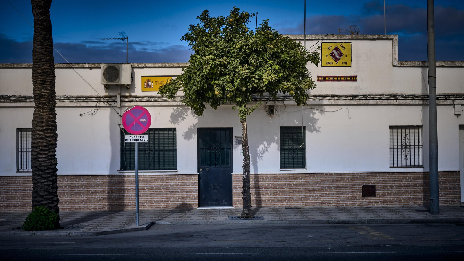 Dependencias de la Guardia Civil de El Cuervo, localidad donde reside el presunto estafador.