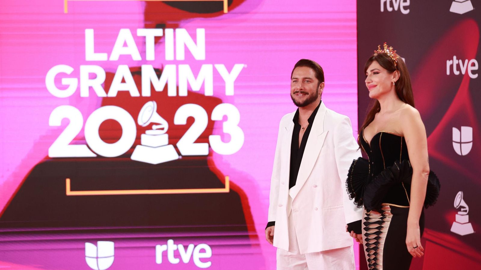 Manuel Carrasco junto a su mujer, Almudena Navalón, en los Latin Grammy 2023 celebrados en Sevilla Manuel Carrasco junto a su mujer, Almudena Navalón, en los Latin Grammy 2023 celebrados en Sevilla