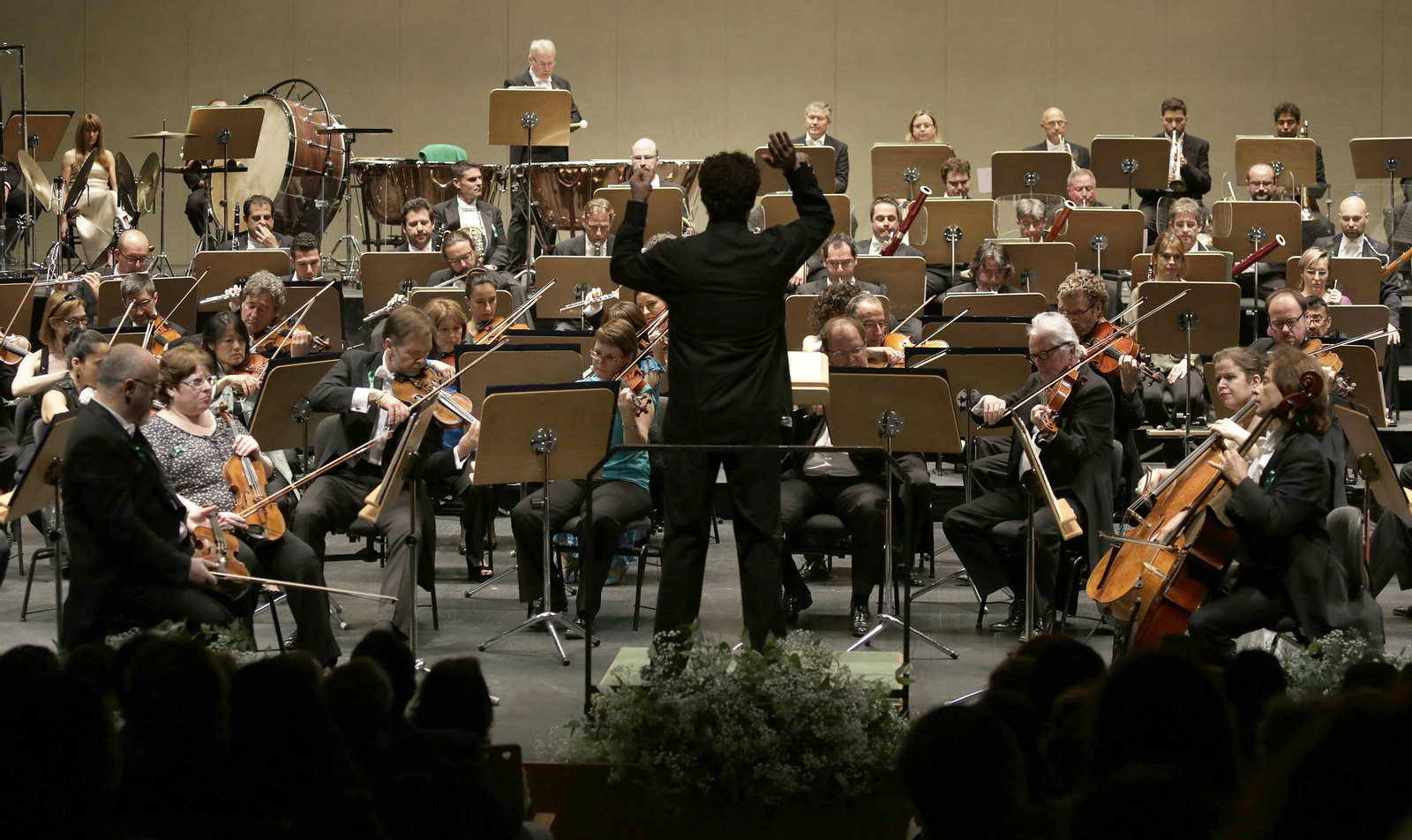 Axelrod dirigiendo en 2016 un concierto de abono de la ROSS en el Maestranza.