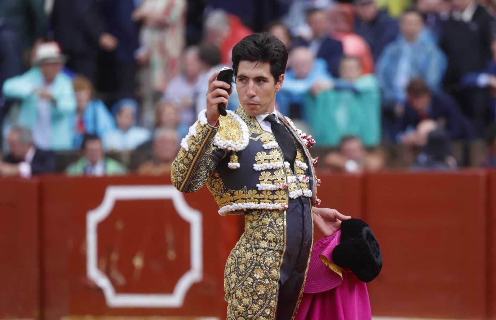 Álvaro Lorenzo, con la oreja cortada al quinto toro.
