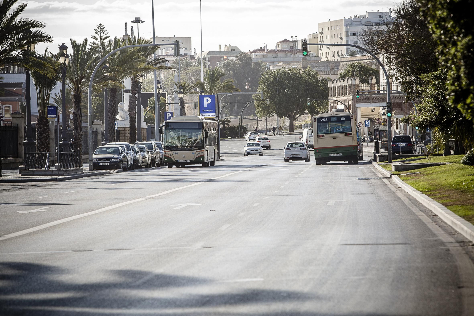 Escaso tráfico en las principales avenidas de la ciudad