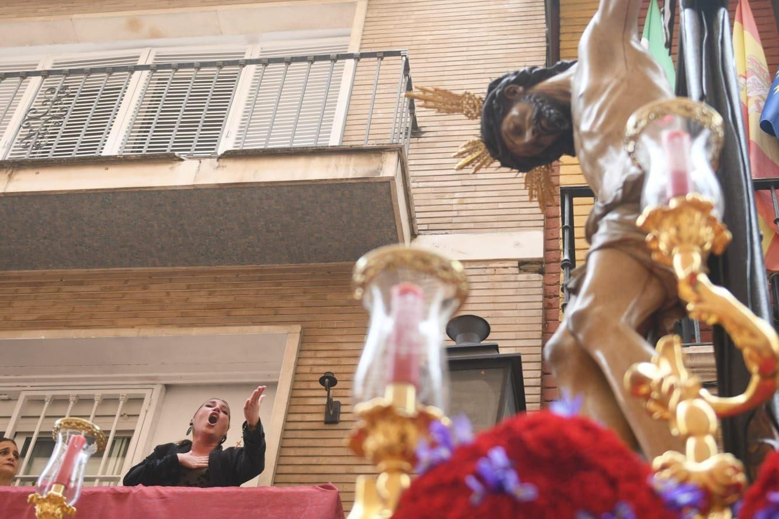 Laura Gallego canta a una saeta al Cristo de la Salud en la calle San José.