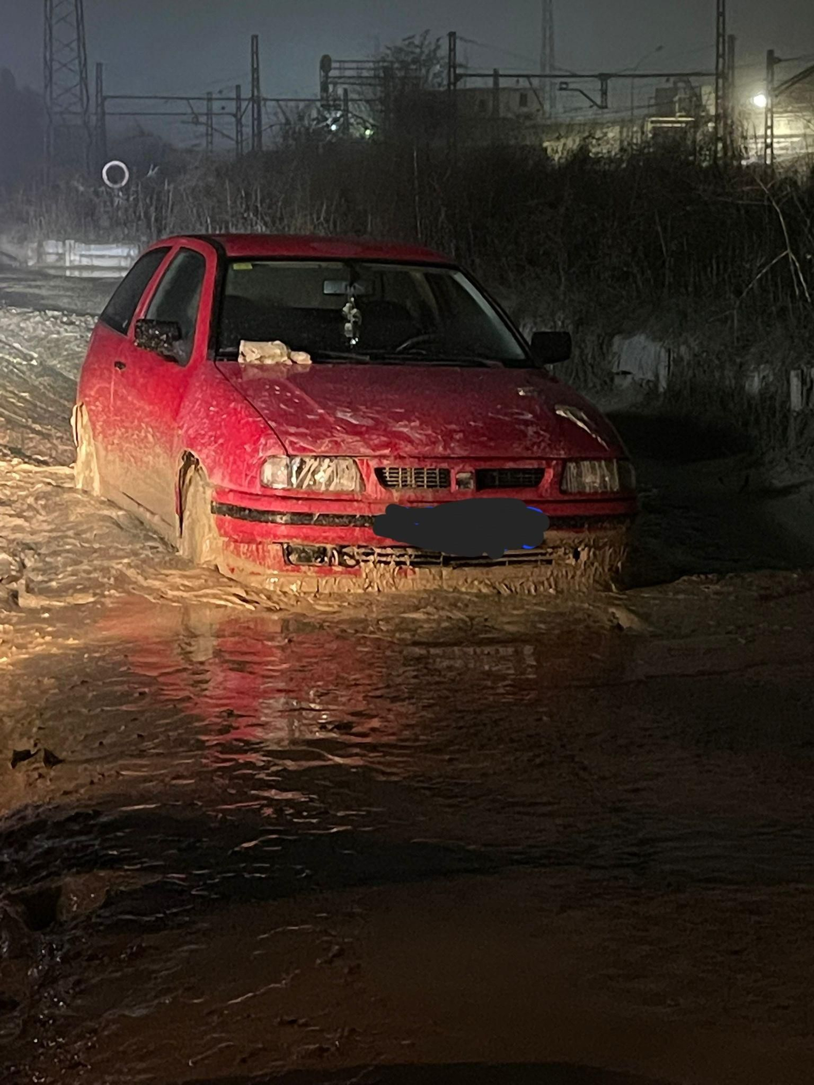 Imagen del vehículo atrapado en el barro.