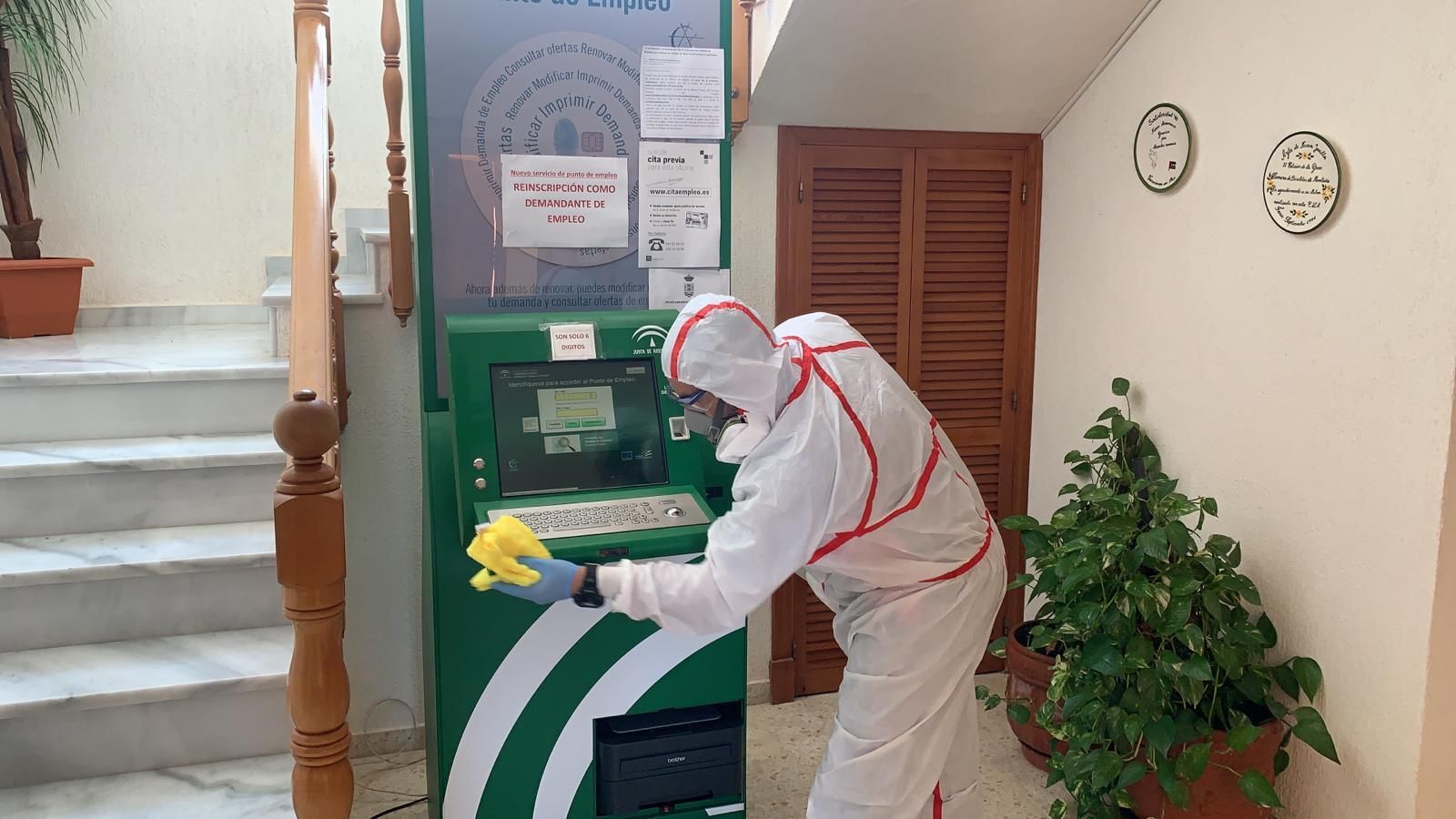 Tareas de limpieza en un punto de demanda de empleo en una Entidad Local Autónoma (ELA) de Jerez.