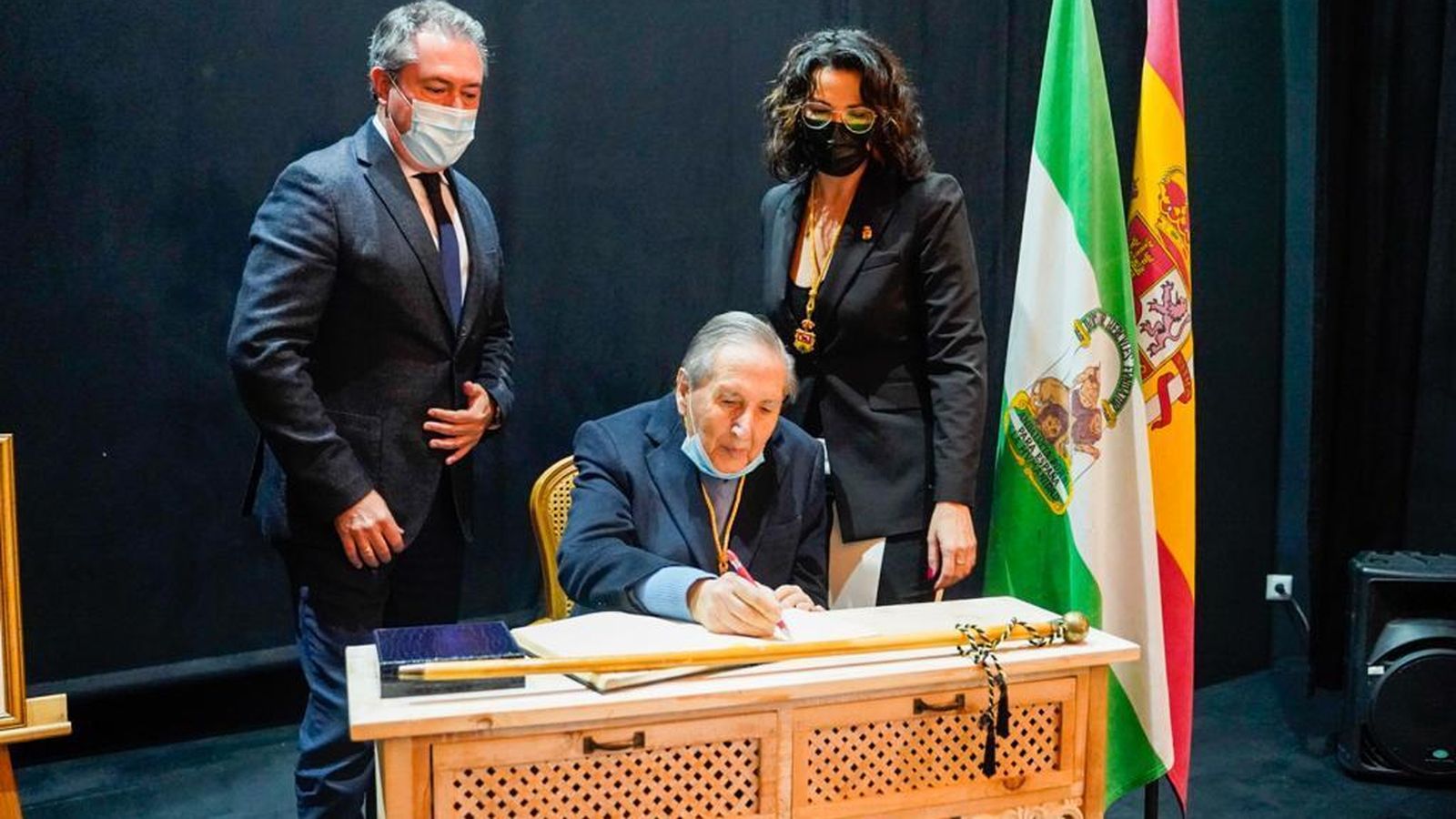 La firma en el libro de honor
