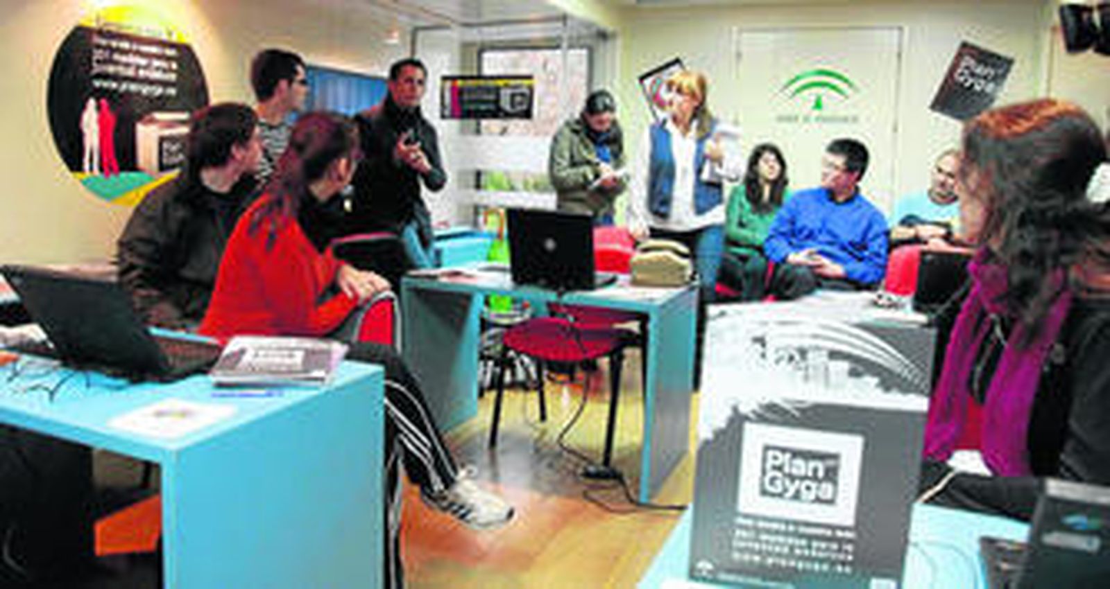 Jóvenes universitarios visitan el aula móvil para interesarse por el Plan Gyga.