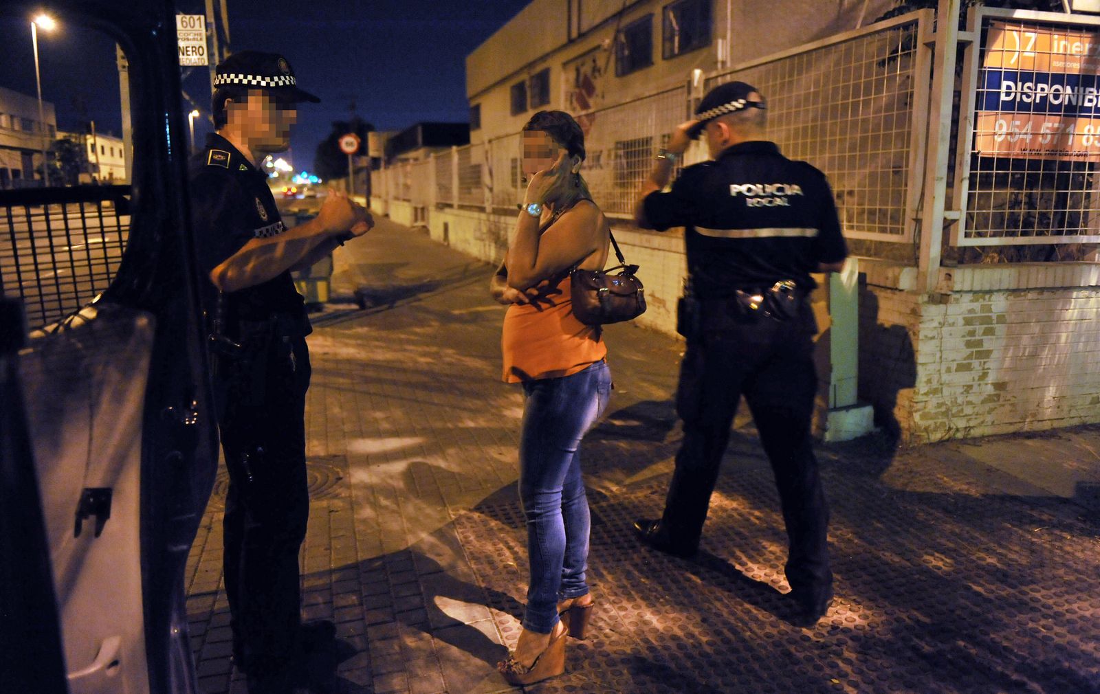 Dos agentes toman los datos a una prostituta.