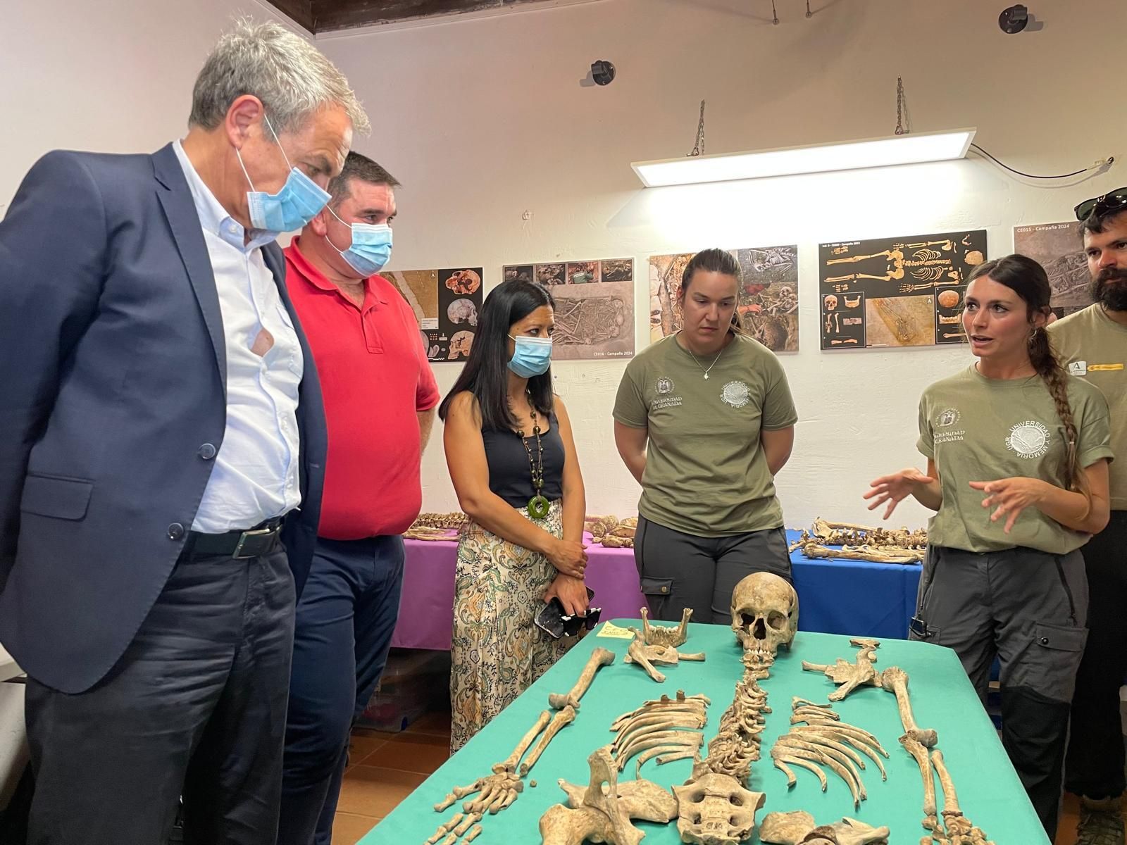 El expresidente Zapatero visita los trabajos que la UGR dirige en el Barranco de Víznar