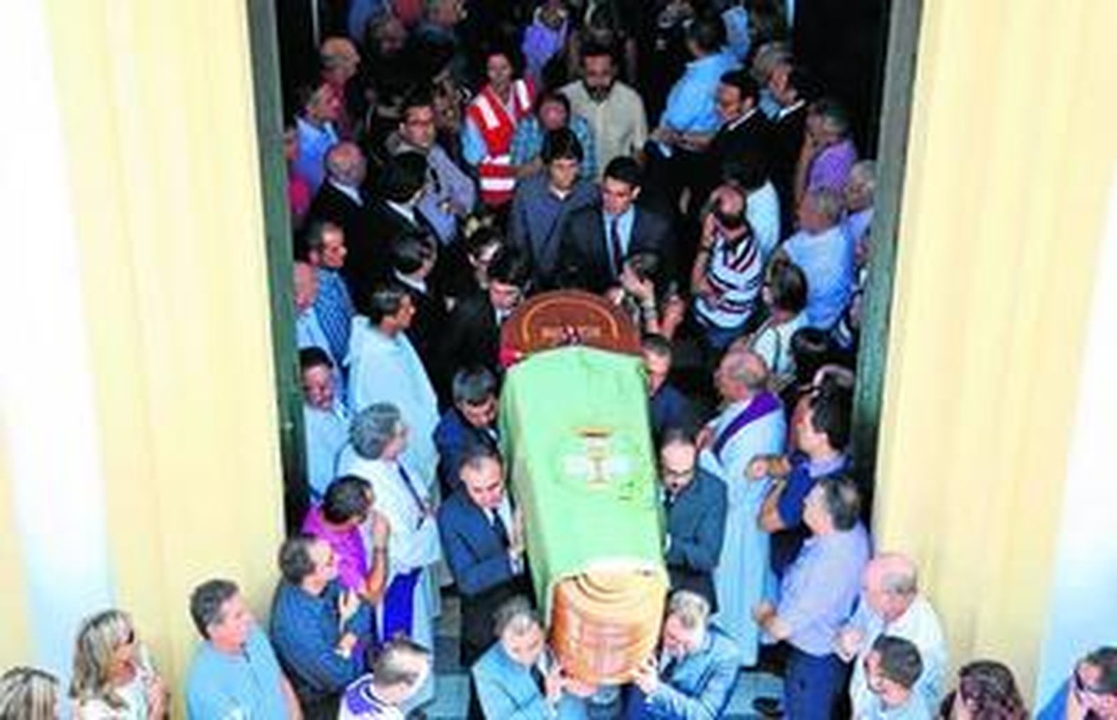 Numerosos isleños despiden el féretro de Ignacio Bustamante Morejón tras el funeral celebrado en la parroquia de la Pastora.