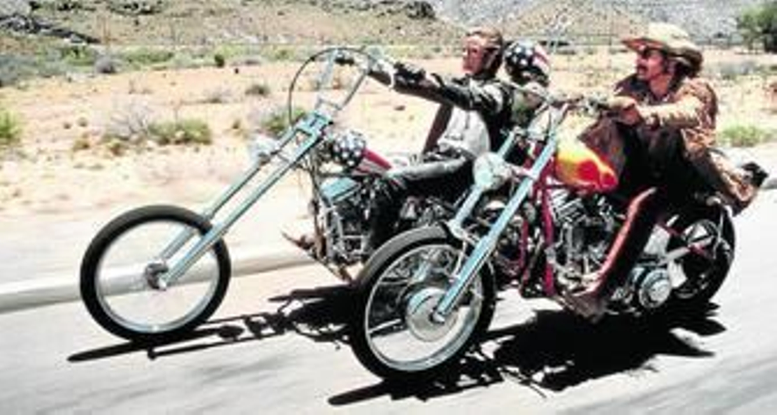 Dennis Hopper, en primer plano, junto a Peter Fonda en la película 'Easy rider (Siguiendo mi destino)'.