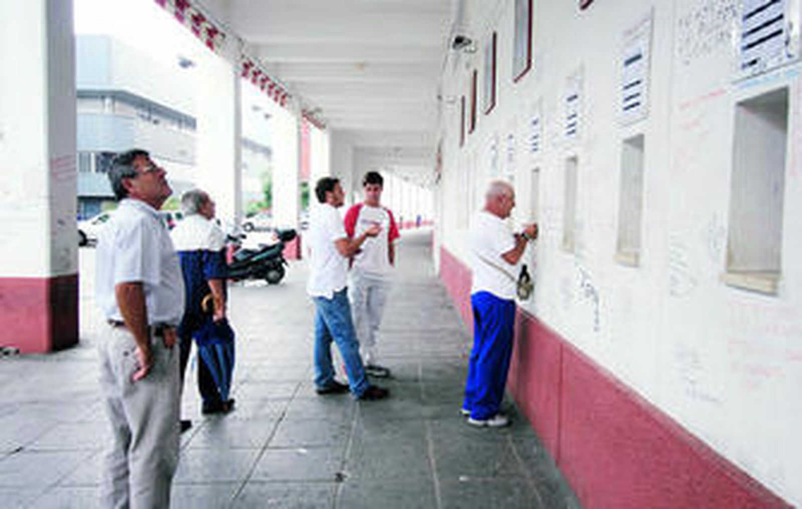 Varios aficionados retiran entradas en el Sánchez-Pizjuán.