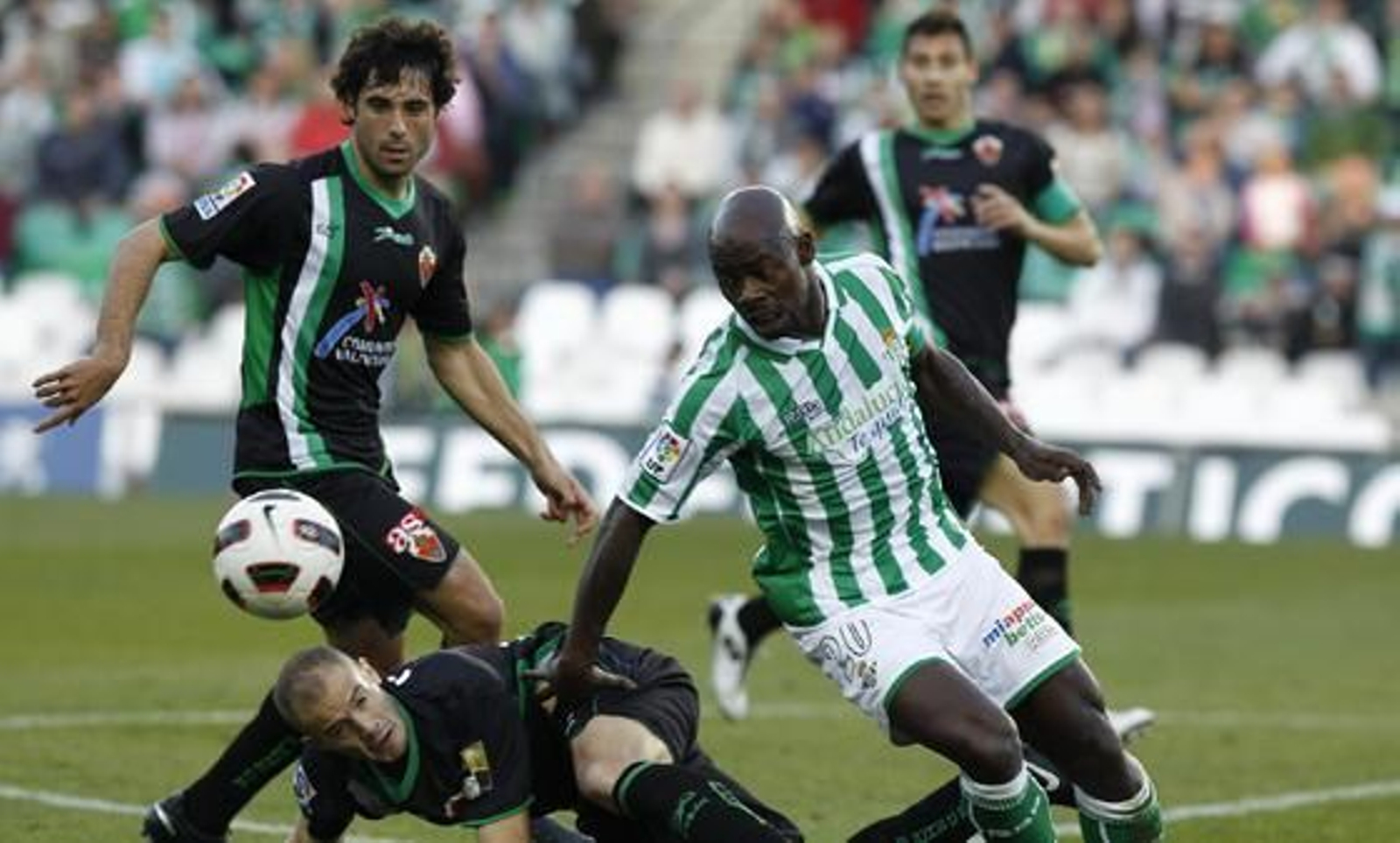 El Betis pierde en casa, con el Elche (1-4), su cuarto partido seguido. / Antonio Pizarro