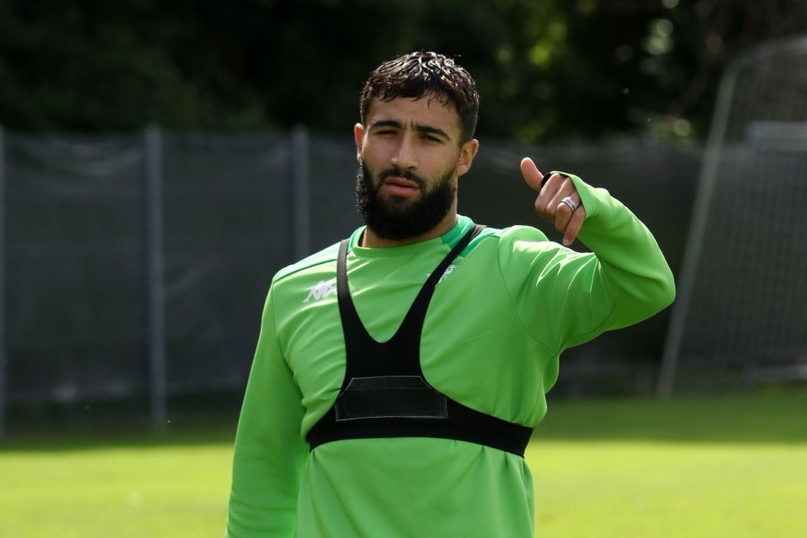 Fekir realiza un gesto de aprobación.