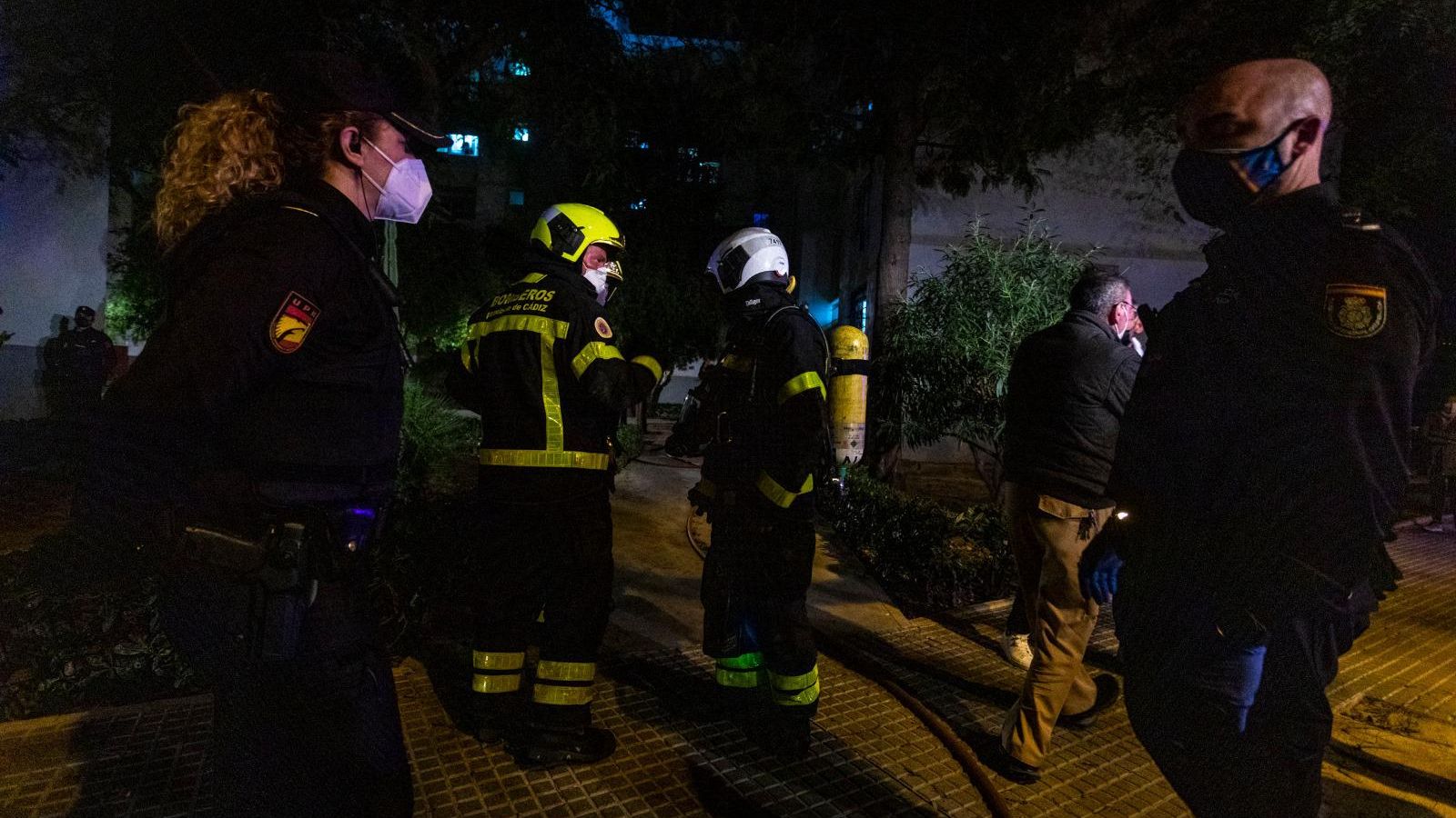 Efectivos de Bomberos, justo a la salida del edificio afectado.