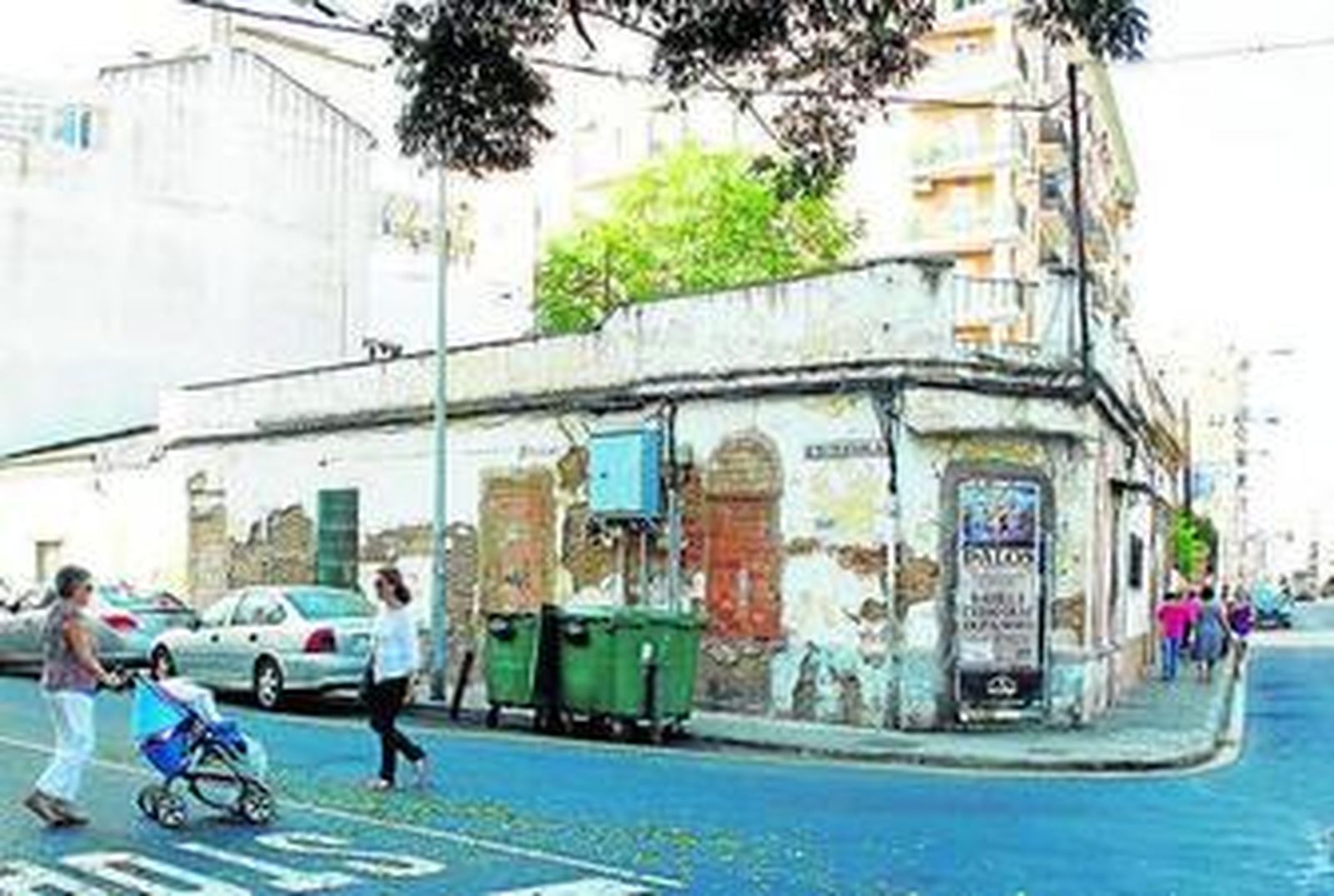 Casas deshabitadas en la calle Encinasola y avenida Federico Molina.
