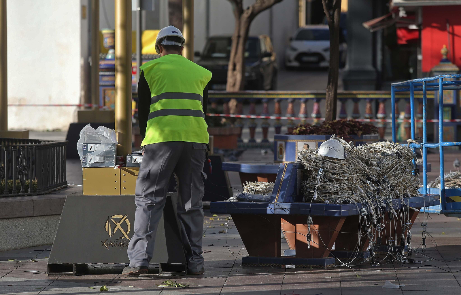 Fotos del montaje del alumbrado de Navidad en Algeciras