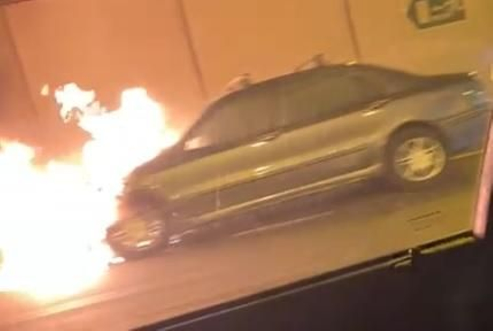 Turismo incendiado en el interior del túnel. Turismo incendiado en el interior del túnel.