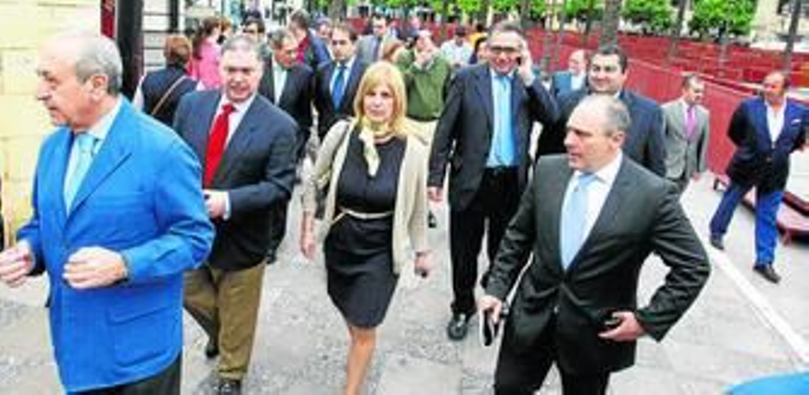 La alcaldesa, junto a sus concejales y la representación cofrade, durante la visita de inspección.