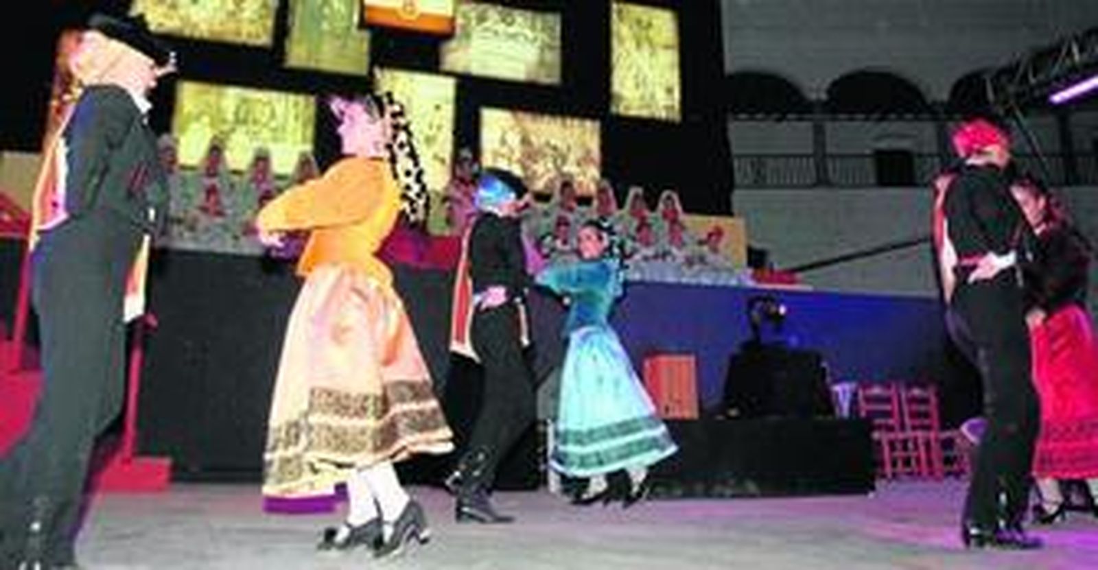 Un momento de la actuación del grupo de baile municipal Albarracín.