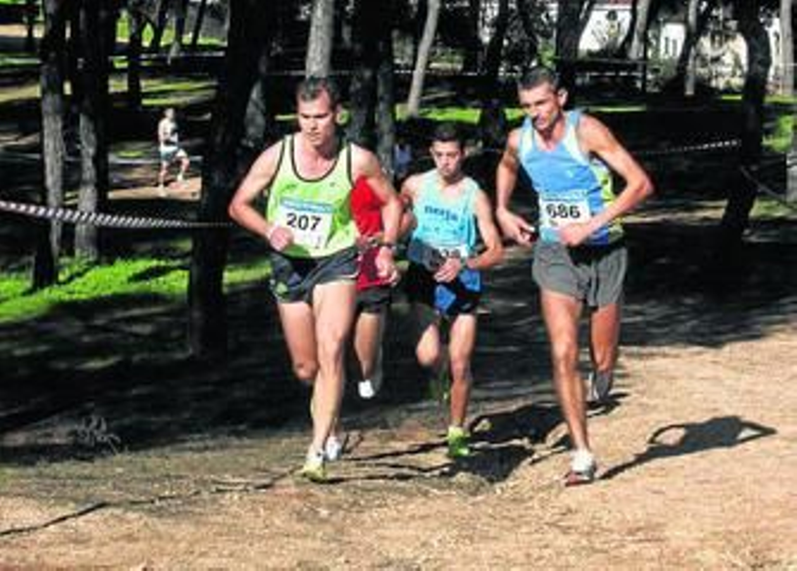 Los tres primeros de la absoluta masculina, en pleno esfuerzo; abajo, otro momento de la carrera.