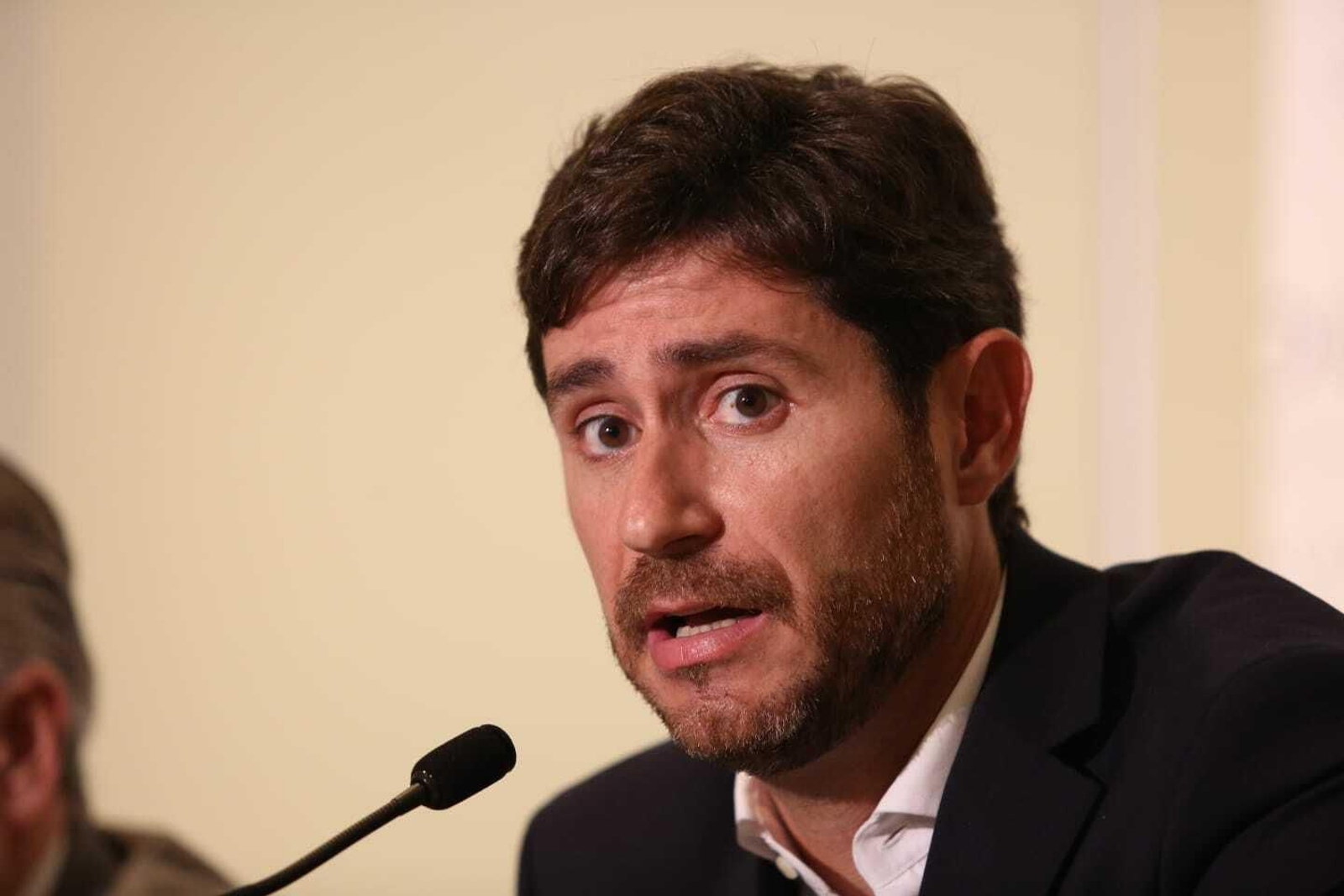 Víctor habla en rueda de prensa.