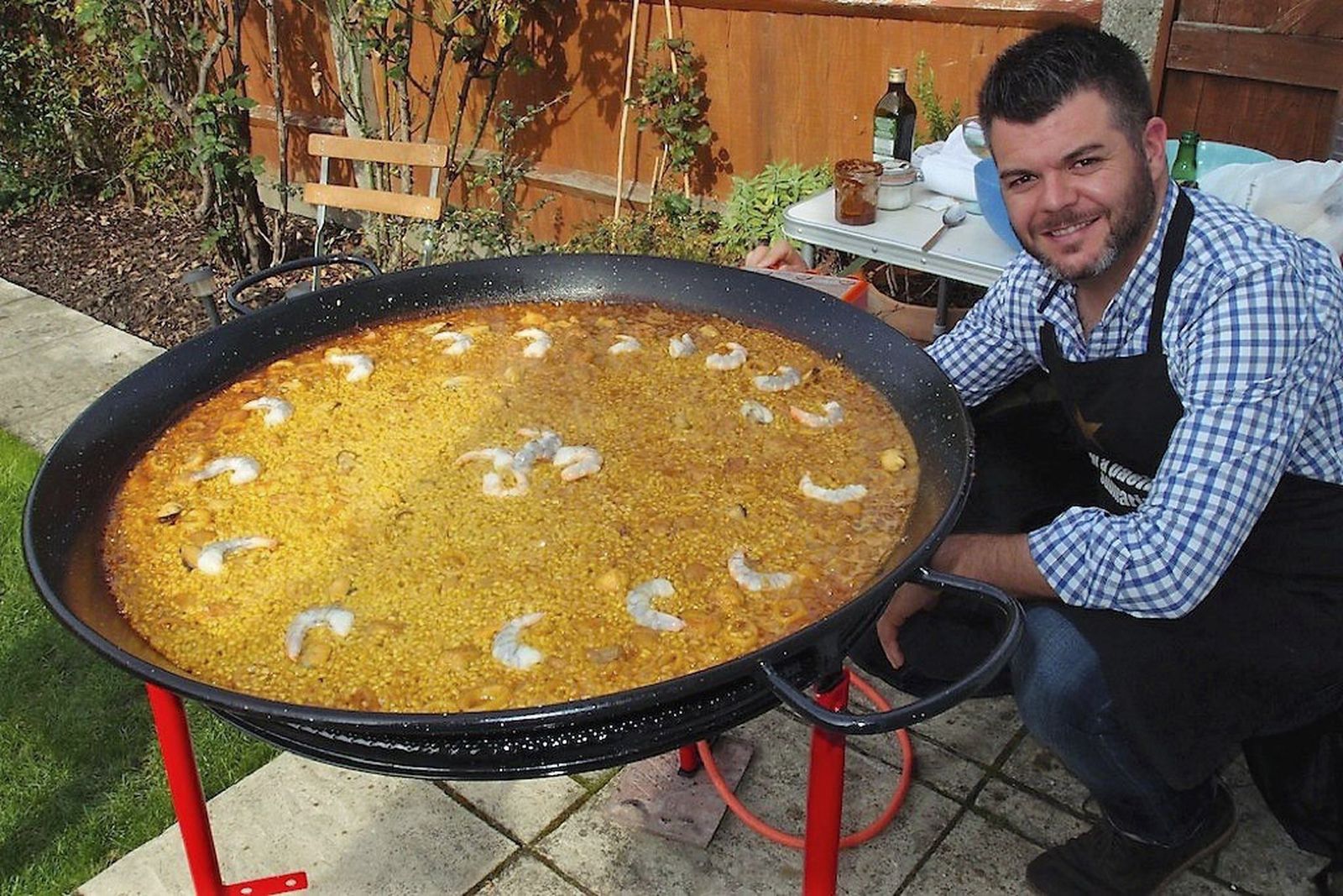 Antonio Casado cocinando una paella.