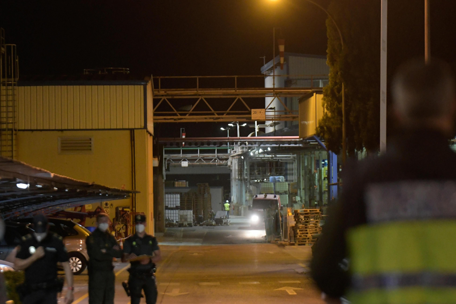La deflagración registrada en una fábrica de perfumes de Armilla, en imágenes