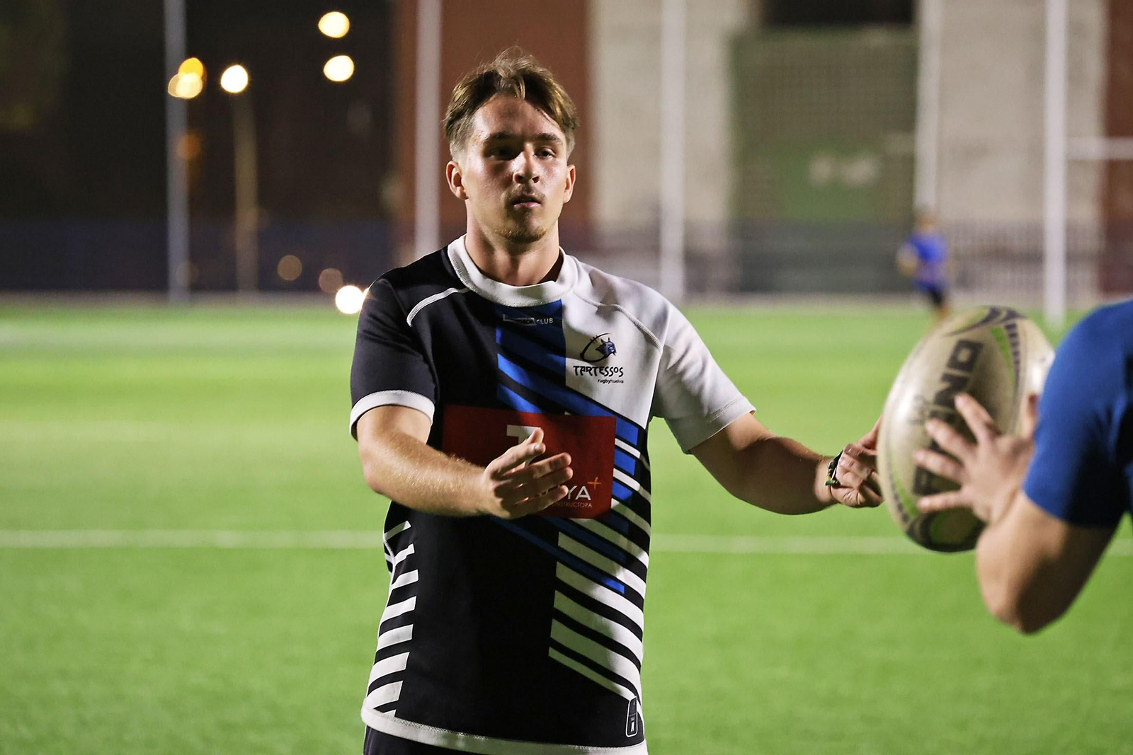 Un jugador del Rugby Tartessos durante un entrenamiento del club. Un jugador del Rugby Tartessos durante un entrenamiento del club.