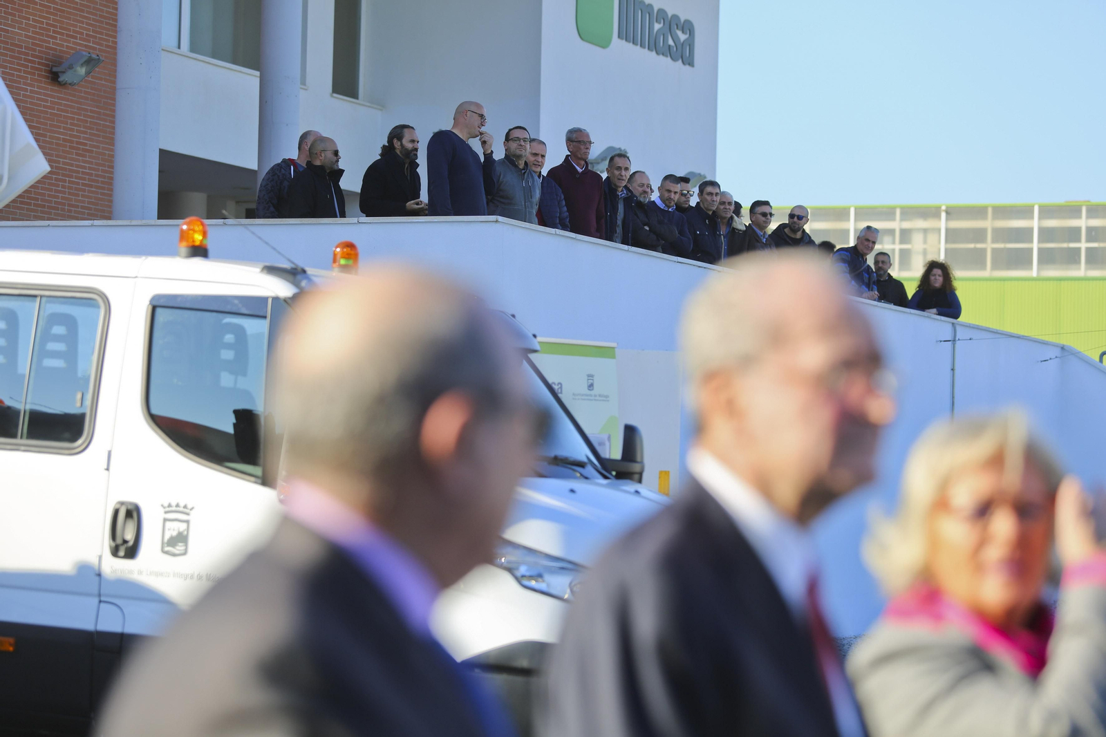 En primer plano, difuminados, Rafael Arjona, Francisco de la Torre y Teresa Porras; al fondo, el comité de empresa de Limasa.