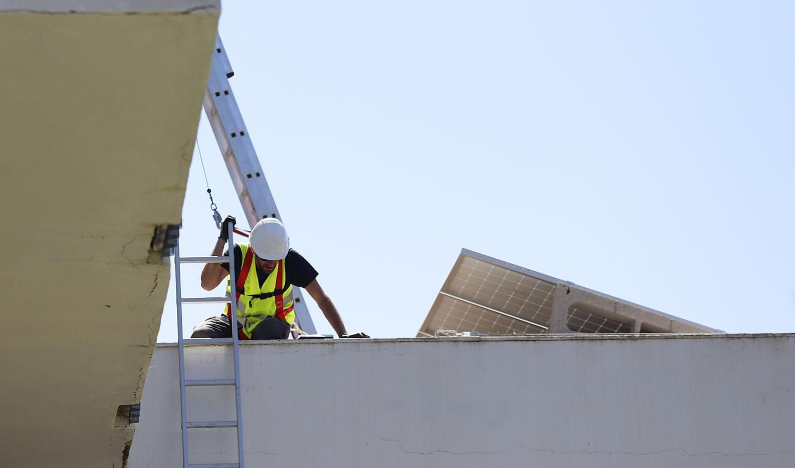 Instalación de placas solares en un edificio.