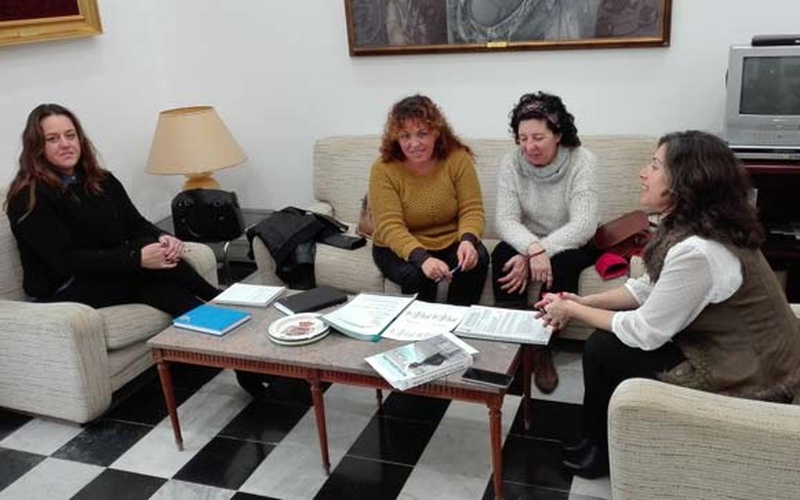 Peinado estudia formas de colaboración con los voluntarios medioambientales de Trafalgar