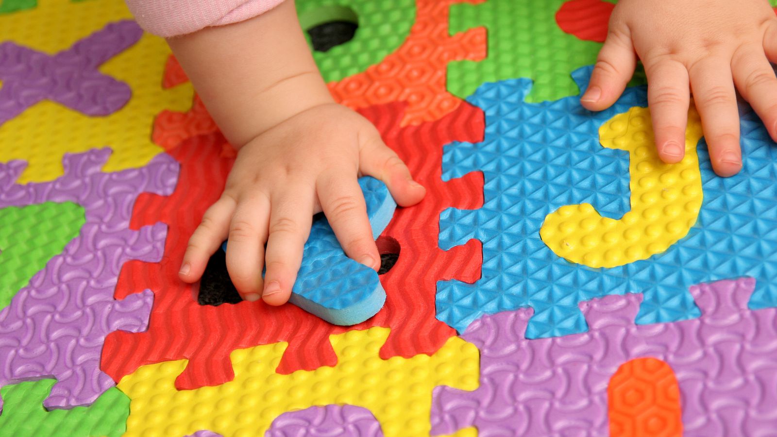 Niños pequeños a cargo de canguros.