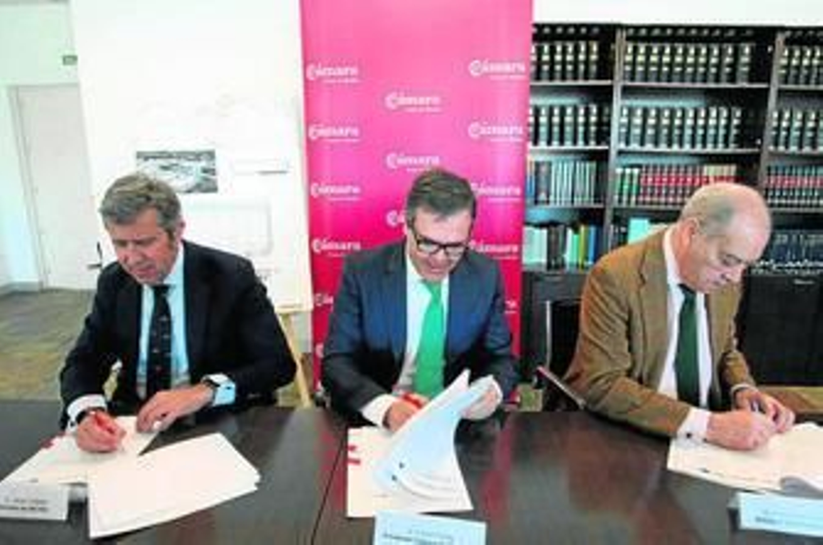Collado, Fenoy y Ramos durante la firma del convenio, ayer en la Cámara de Comercio en Algeciras.