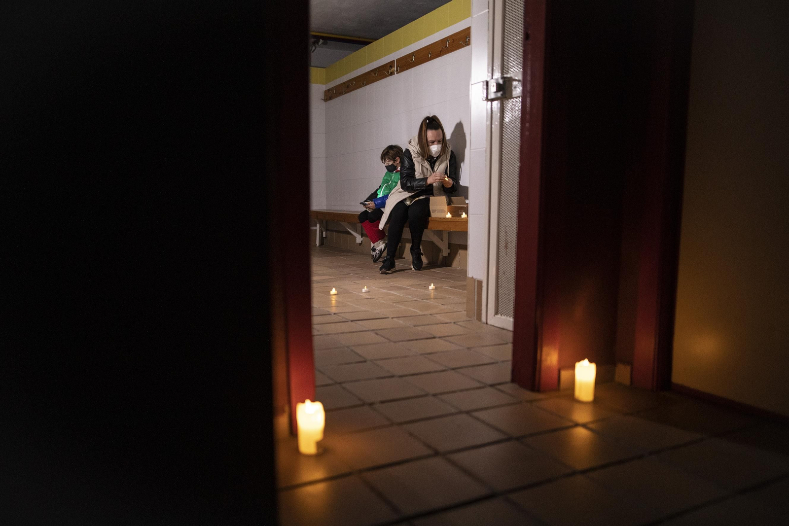 El alcalde de Pinos Puente se encierra contra los cortes de luz, en imágenes