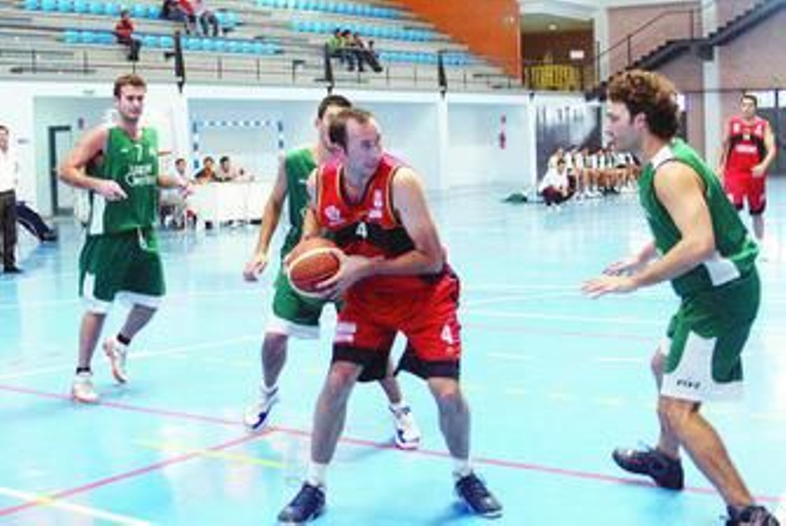 Alfonso Neves -con el balón- será homenajeado el próximo 8 de julio.