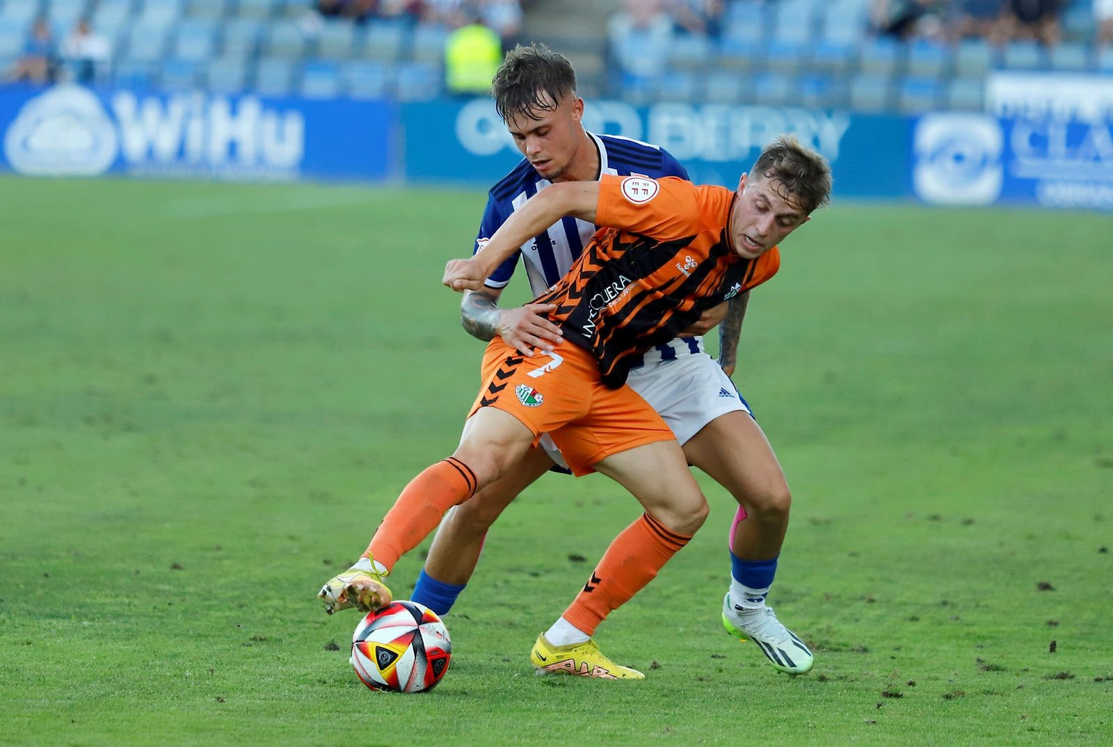 Disputa por el balón entre Sergio Díez y Loren Burón en el Recre-Antequera.