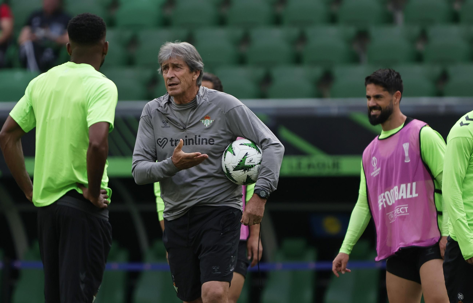 Las imágenes del entrenamiento del Betis en el Wroclaw Stadium Arena de Brestlavia