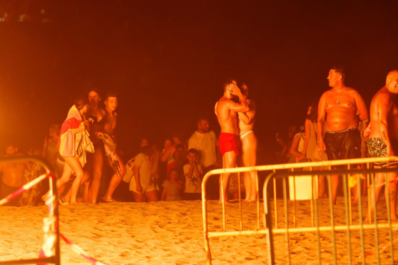 Fotos de la noche de San Juan en las playas de La Línea.