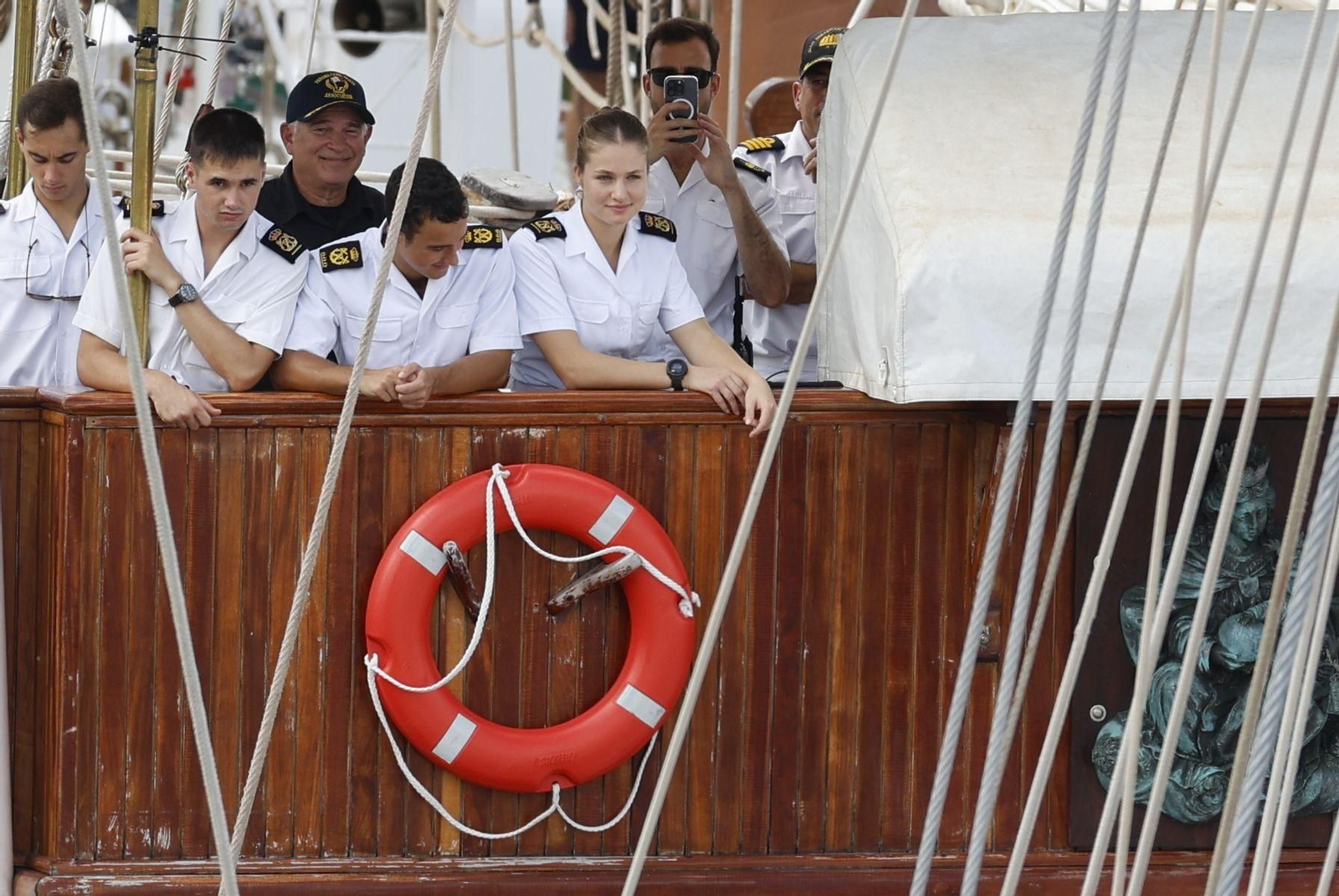 Así ha cruzado el 'Juan Sebastián de Elcano' el Canal de Panamá