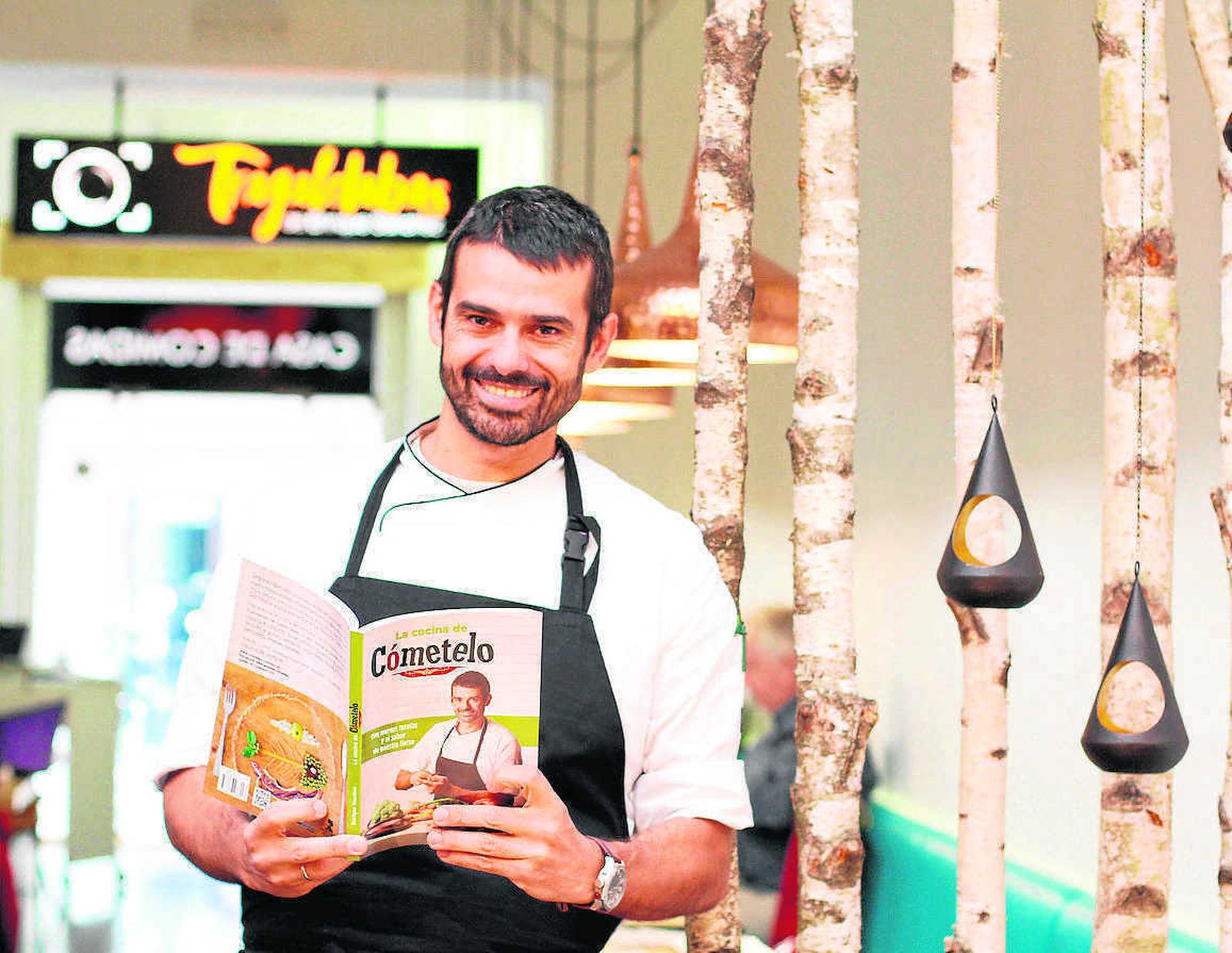 El cocinero muestra su nuevo libro en el restaurante que regenta en Sevilla.