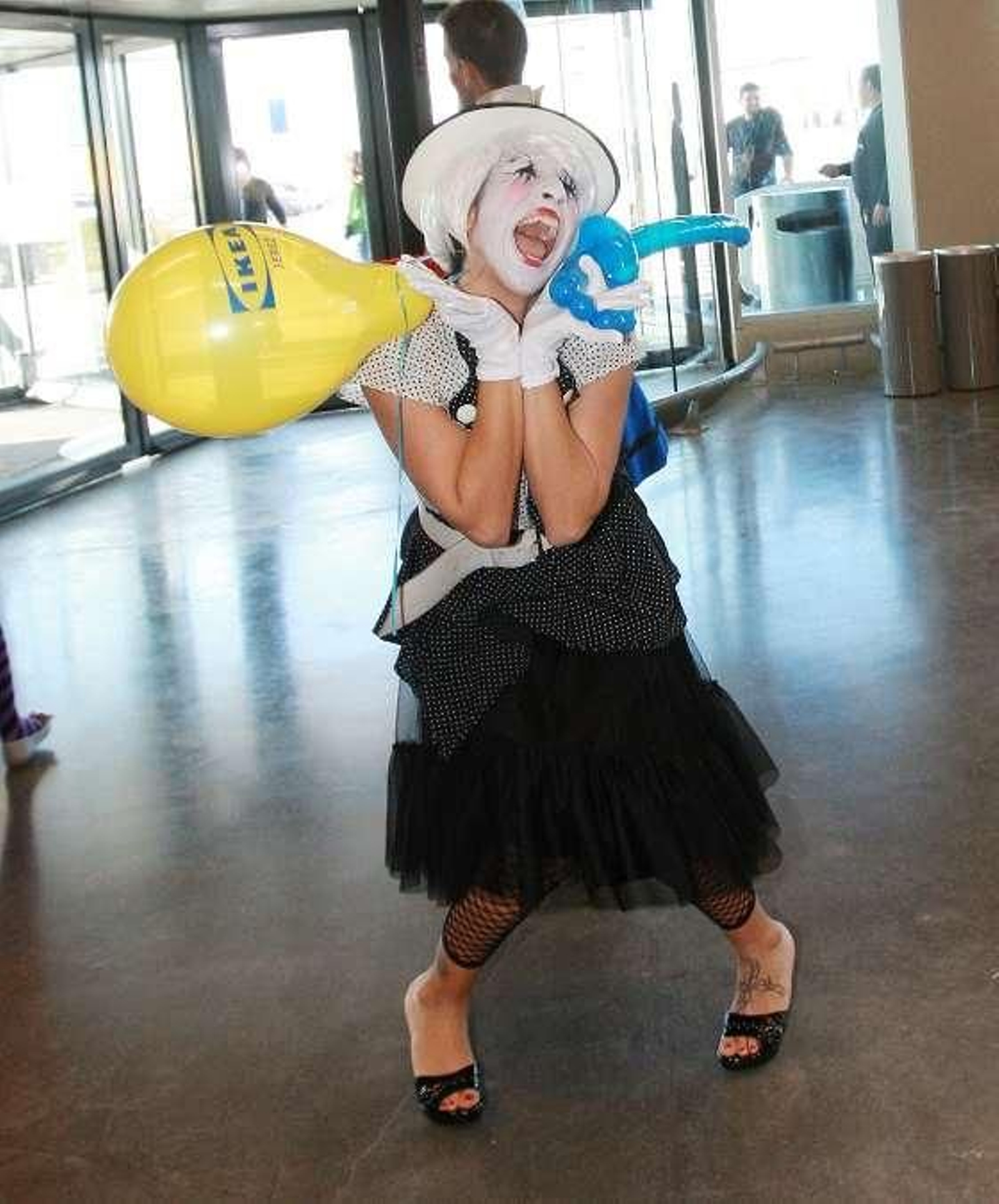 La apertura se amenizó con varios figurantes 

Foto: Juan Carlos Toro