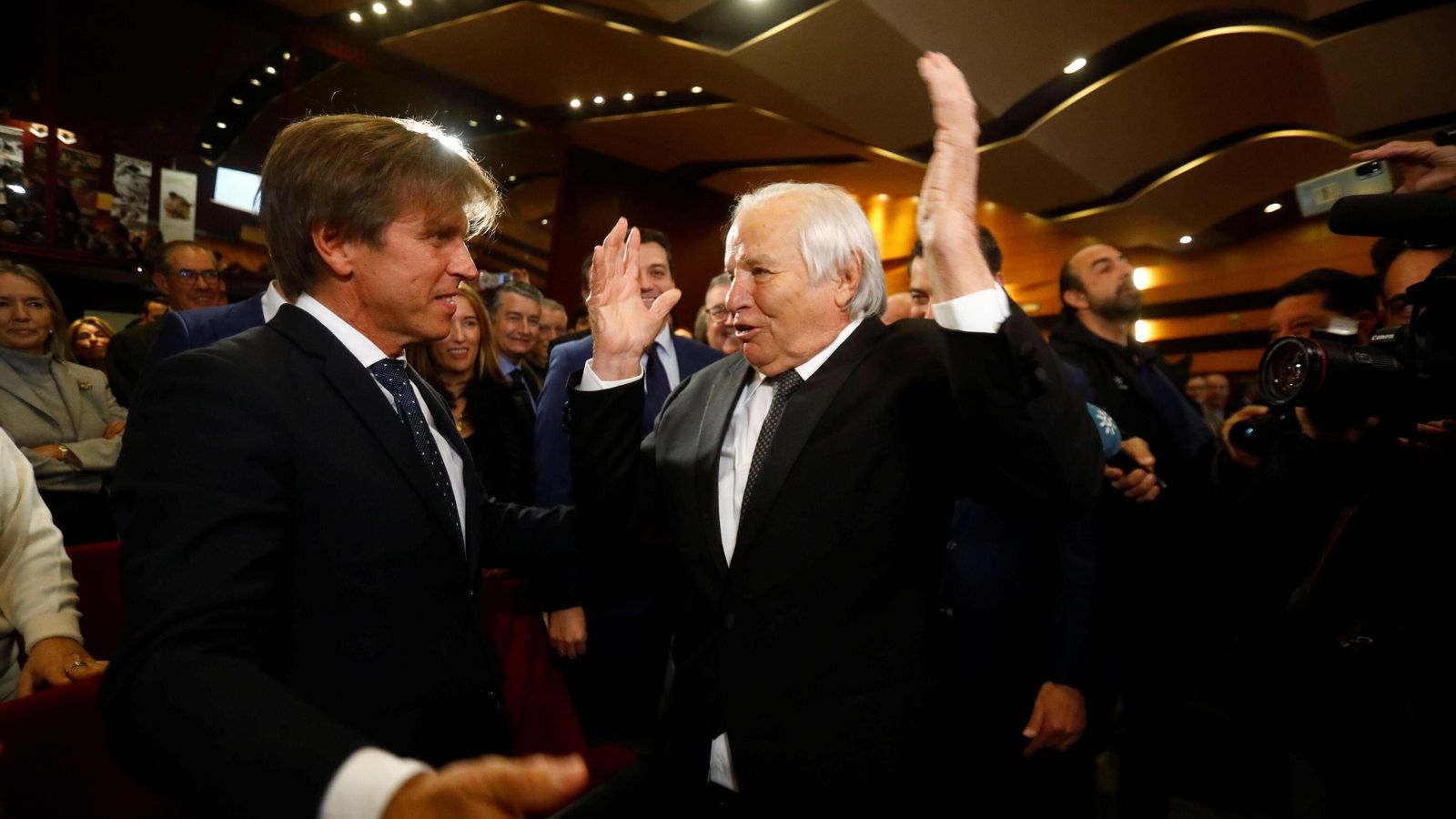 El Cordobés saluda a su hijo el día del 20 aniversario de su proclamación como V Califa del Toreo.