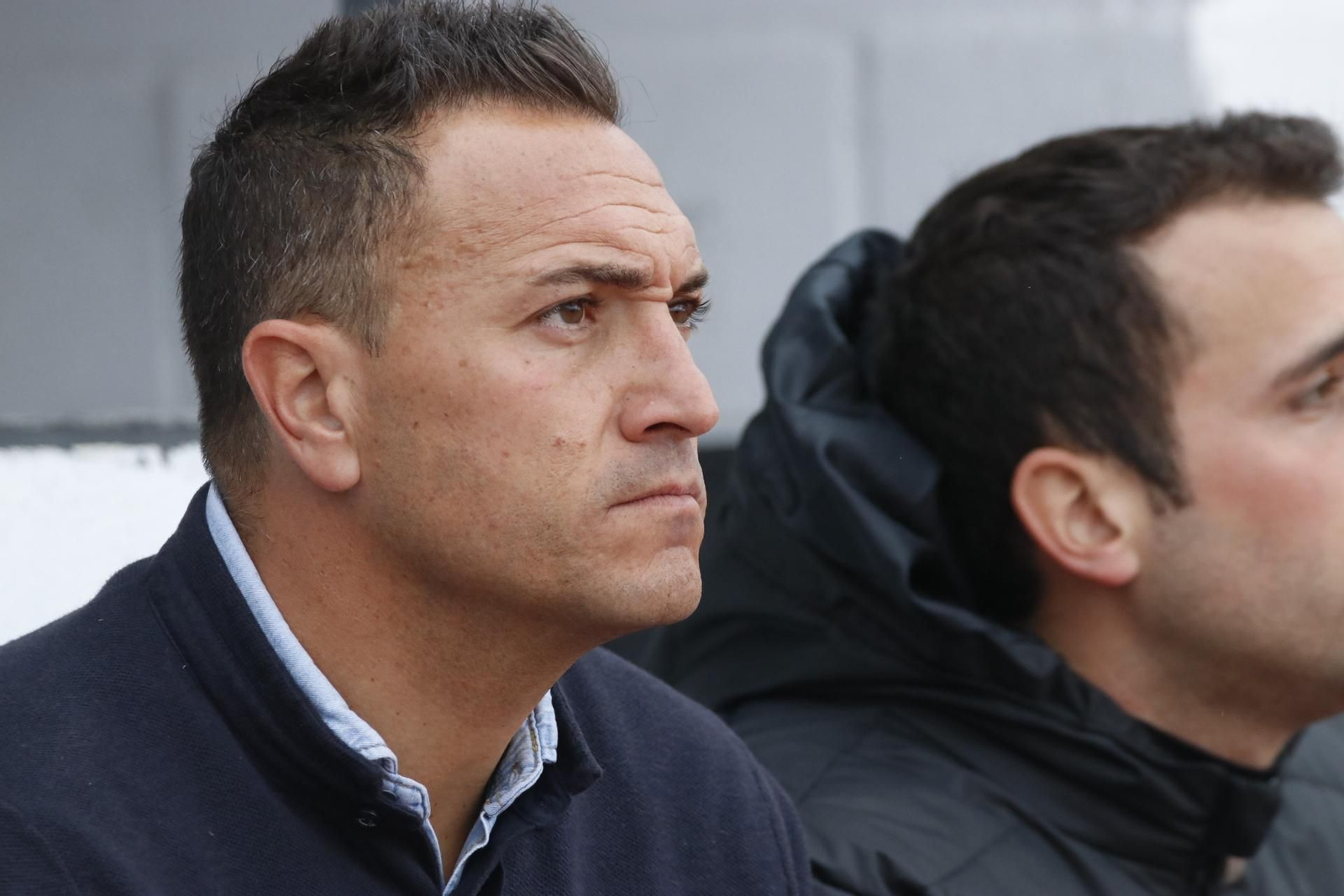 Jordi Roger, técnico albinegro, en el banquillo del Municipal.