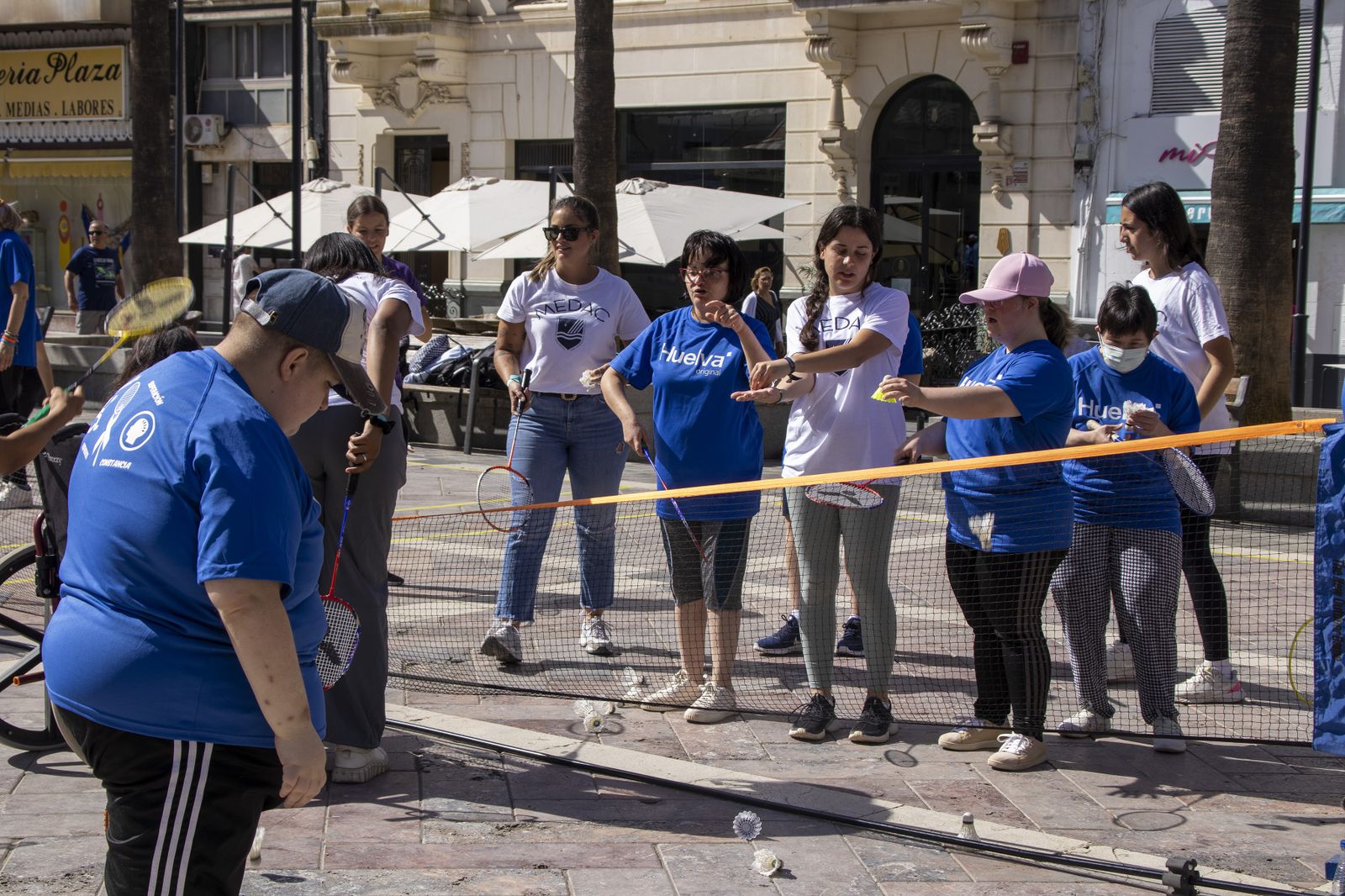 Imágenes del II Día del Bádminton inclusivo en la Plaza de las Monjas.