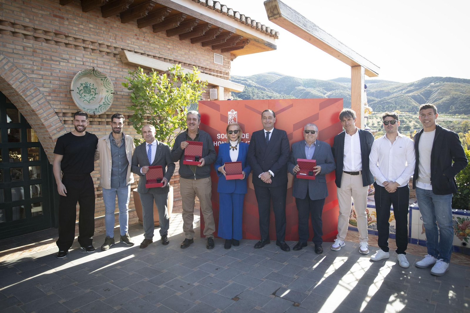 La entrega de insignias del Granada a sus abonados, en imágenes