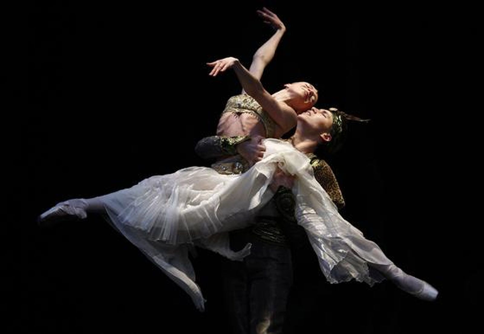 El Ballet de la Ópera de Varsovia representa 'La Bayadère' en el Teatro de la Maestranza, una obra sobre la supervivencia del amor tras la muerte.

Foto: Antonio Pizarro